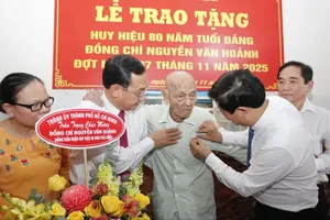HCMC leader presents 80-year Party membership badge to Mr. Nguyen Van Hoanh